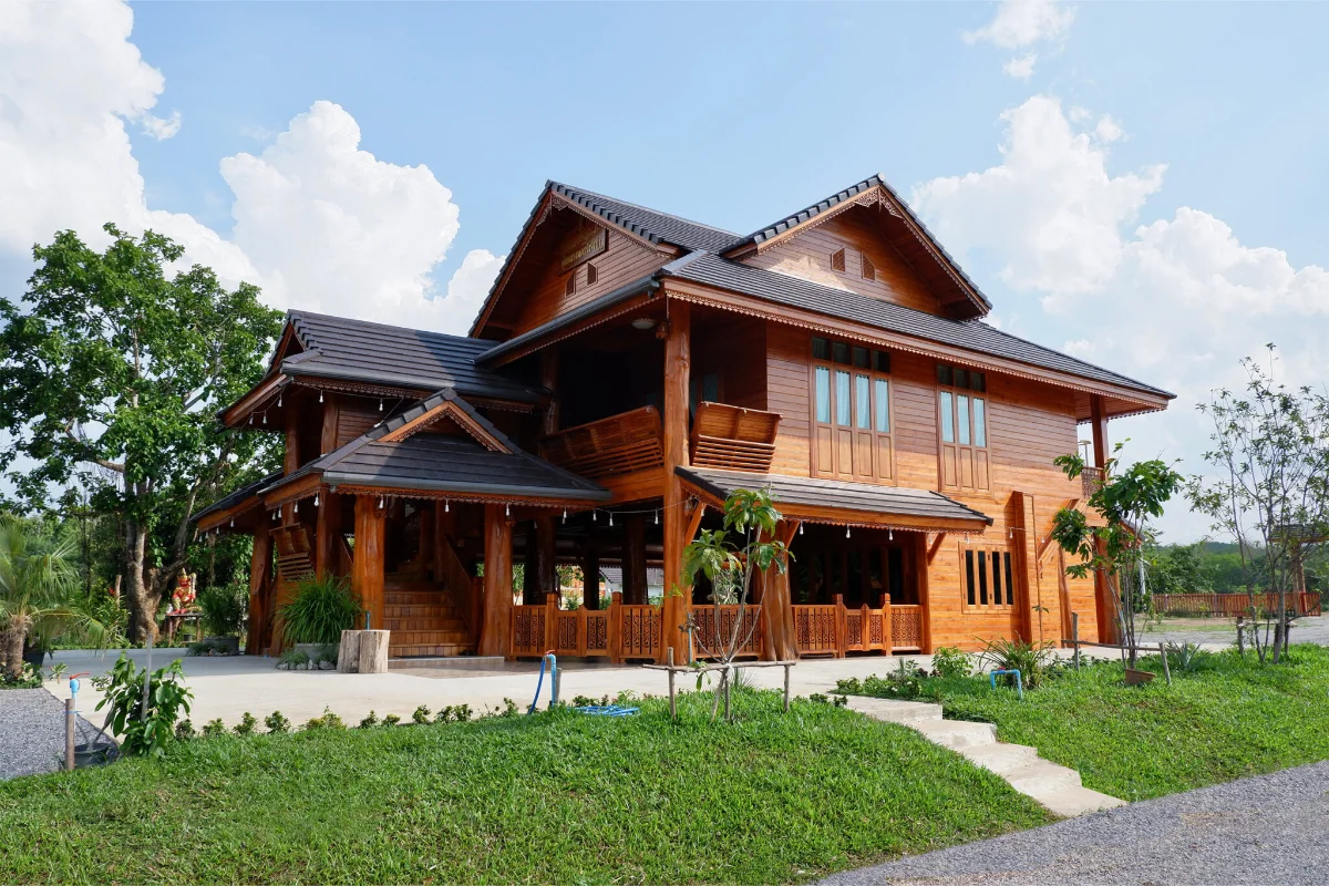 บ้านไม้สักทรงไทยสองชั้น บ้านราชาวดี จากบริษัทรับสร้างบ้าน บ้านร้องแหย่ง